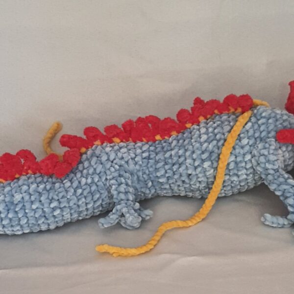 Dragon chinois bleu crête rouge au crochet velours